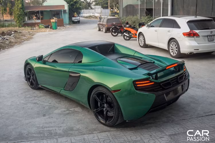 McLaren 650S Spider chính là đàn anh của chiếc 720S đang rất được quan tâm ở thời điểm hiện tại, phiên bản 650S Spider cũng chính là mẫu siêu xe đầu tiên của thương hiệu Anh Quốc cập bến dải đất hình chữ S.