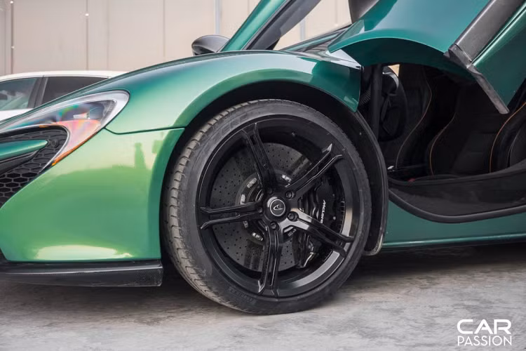 Toàn bộ 7 chiếc 650S được đưa về Việt Nam đều thuộc phiên bản mui trần Spider, hai trong số đó đang “khoác” lên mình bộ bodykit đến từ Liberty Walk, bên cạnh việc được đổi màu ngoại thất, chiếc McLaren 650S Spider trong bài viết còn được chủ nhân độ nắp ca-pô bằng sợi carbon mang phong cách của chiếc hypercar McLaren P1.
