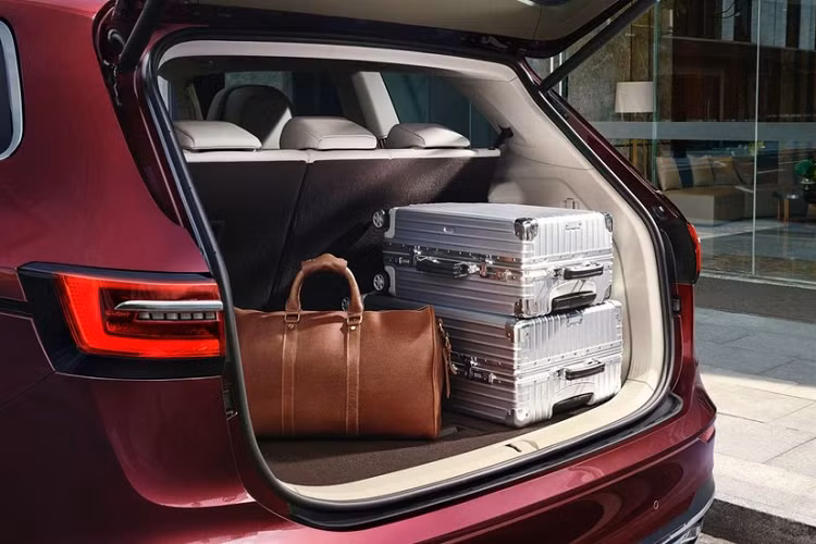Đằng sau, Volkswagen Viloran 2020 được trang bị cụm đèn hậu giống Golf thế hệ mới nhất. Nối giữa cụm đèn hậu là đường mạ crôm, đi kèm cả logo Volkswagen.