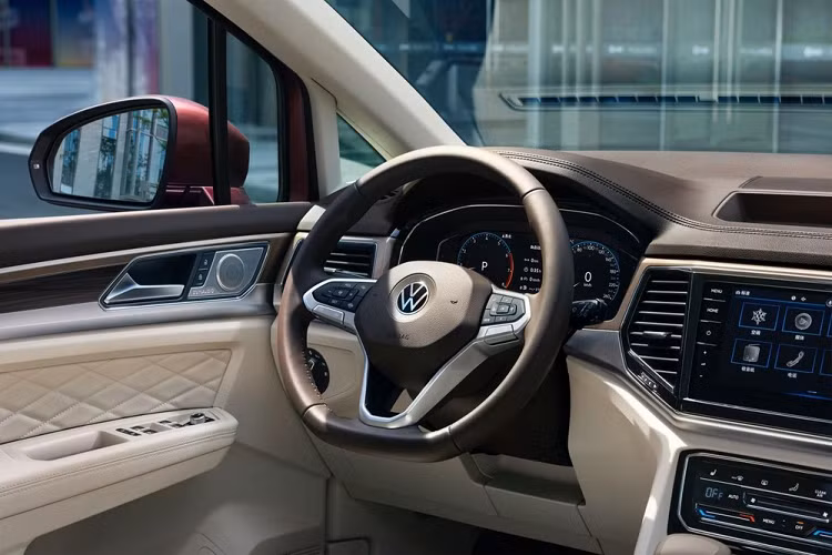 Trong khi đó, thiết kế mặt táp-lô của Volkswagen Viloran trông khá giống với mẫu SUV 7 chỗ Teramont. Tuy nhiên, mẫu MPV hạng sang này đi kèm màn hình cảm ứng để chỉnh điều hòa. Ngay cả cửa gió điều hòa, vô lăng và cần số của Volkswagen Viloran cũng khác với Teramont.