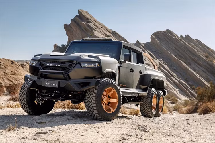 Thành lập vào năm 2014, Rezvani là thương hiệu ôtô gắn liền với những chiếc xe thể thao và SUV hầm hố như xe quân sự. Sau Tank, thương hiệu Mỹ này lại tiếp tục vén màn một mẫu xe nữa, thậm chí còn ấn tượng hơn, đó là mẫu xe bán tải Hercules 6×6 thế hệ mới.