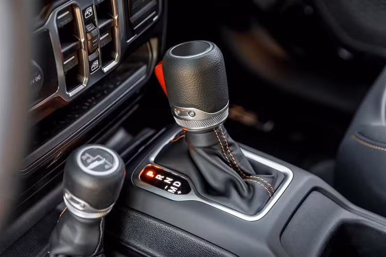 Tiếp đến là cản va riêng, hệ thống treo gia cố, tay nắm cửa truyền điện, hệ thống tung hỏa mù, hệ thống camera nhiệt quan sát ban đêm, hệ thống liên lạc nội bộ, mặt nạ phòng độc, hệ thống đèn "gây mù" làm giảm tầm nhìn của kẻ tấn công và hộp cứu thương.