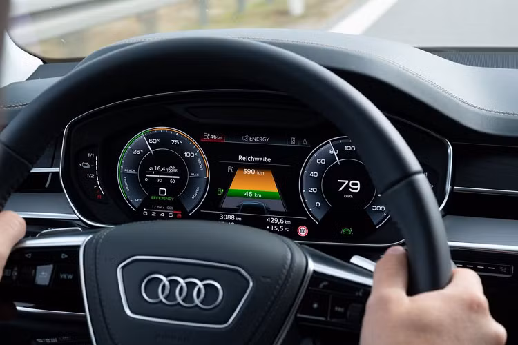 Nhờ có thêm 108 mã lực và 199 Nm, A8 TFSI e thừa sức cho bản tiêu chuẩn “hít khói” khi vượt trội hơn 0,7 giây khi tăng tốc từ 0 lên 96 km/h.