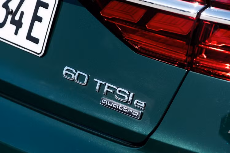 Tuy chưa công bố đầy đủ các chi tiết kĩ thuật nhưng Audi A8 TFSI e sẽ sở hữu cụm đèn chiếu sáng độc đáo và bộ bánh hợp kim 19-inch tiêu chuẩn. Chưa hết, model này cũng được trang bị cụm đồng hồ kỹ thuật số và hệ thống thông tin giải trí hiển thị chi tiết các thông tin cụ thể của hệ dẫn động plug-in hybrid như trạng thái sạc và phạm vi của khả năng di chuyển.
