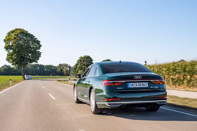 Xét về hiệu suất, chiếc Audi A8 plug-in hybrid 2020 mới có thể tăng tốc từ 0 lên 96 km/h trong khoảng 4,9 giây và đặc biệt với khả năng di chuyển lên đến 27 km bằng năng lượng điện