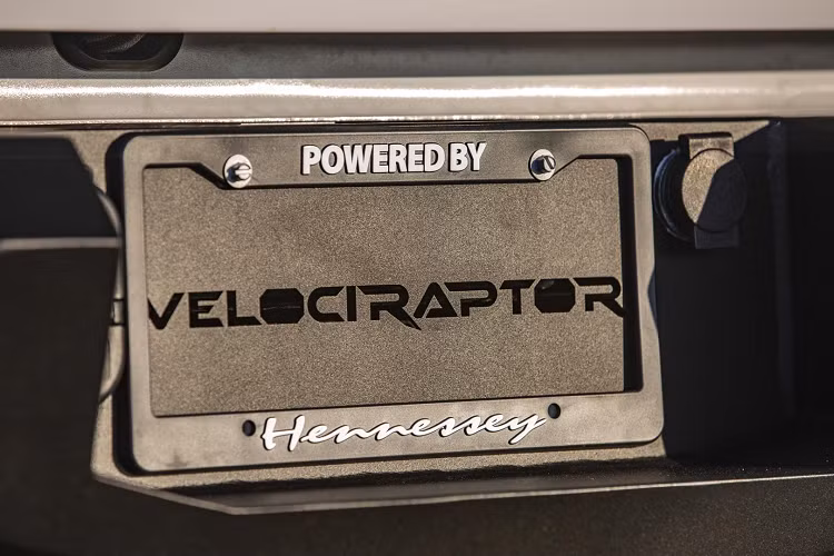 Ford F-150 Raptor độ VelociRaptor trang bị động cơ V8 của Ford dung tích 5.0L, kết hợp với bộ tăng áp 2.9L áp suất 7psi của Hennessey. Hãng độ Mỹ cũng nâng cấp hệ thống làm mát, hệ thống cảm ứng, phun nhiên liệu và ống xả để tận dụng tối đa động cơ mới, nâng tổng công suất lên tới 758 mã lực.