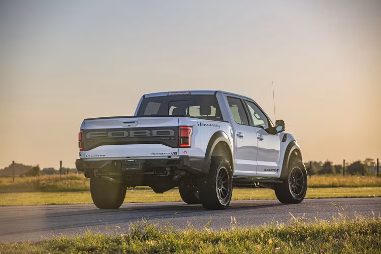 Ford F-150 thế hệ mới nhất sẽ ra mắt vào mùa thu năm nay, trong khi đó phiên bản Raptor mới có thể sẽ vẫn chưa được tiết lộ. Mẫu bán tải F-150 mới dự kiến sẽ giữ lại động cơ tăng áp kép 3,5 lít của Ford với công suất 450 mã lực và momen xoắn cực đại 691 Nm.