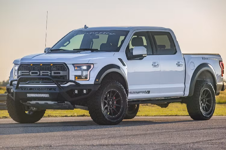 Mặc dù được xem như một trong những mẫu bán tải hiệu suất cao với khả năng off-road đáng gờm, nhưng đâu đó trên thế giới vẫn còn những tín đồ cuồng nhiệt cho rằng sẽ tốt hơn nếu như siêu bán tải Ford F-150 Raptor được lắp động cơ V8. May mắn thay, Hennessey đã nghe được lời thỉnh cầu này và đem đến cái nhìn toàn diện hơn cho một phiên bản V8 của mẫu bán tải này.
