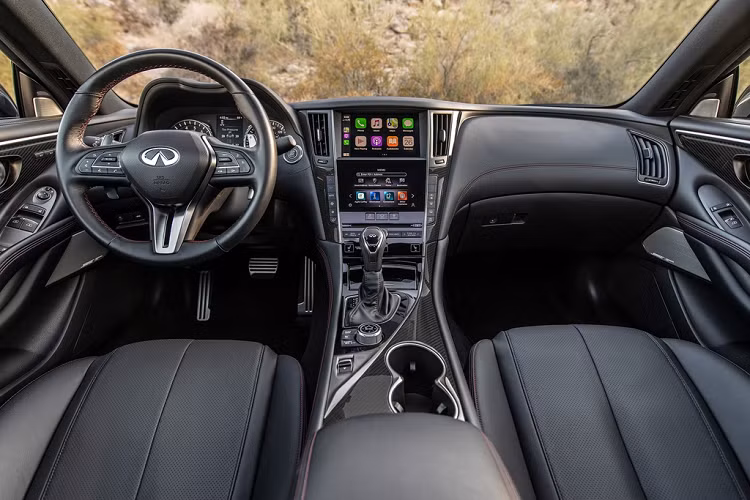 Q60 Luxe có thêm gói tùy chọn Essential, bao gồm hệ thống lọc không khí, vô lăng chỉnh điện và chức năng định vị. Trang bị an toàn trên phiên bản này có cảnh báo điểm mù, camera toàn cảnh, cảnh báo chệch làn đường và phanh khẩn cấp.