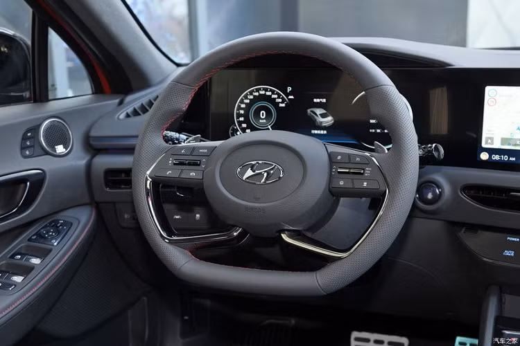Tiến vào không gian cabin, Hyundai Sonata 2020 trục cơ sở dài cũng được lược bỏ bớt các chi tiết thiết kế so với các phiên bản khác. 