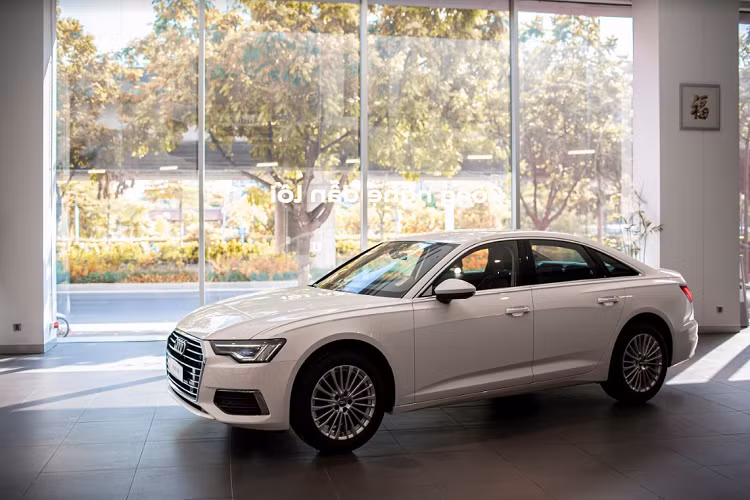 Audi A6 được sản xuất và lắp ráp tại nhà máy Audi khu vực Neckarsulm, Đức. Tại Việt Nam, Audi A6 2020 được hưởng chính sách bảo hành 3 năm không giới hạn số km. Trên thị trường, giá xe Audi A6 2020 từ 2,27 tỷ đồng, trực tiếp cạnh tranh với Mercedes E-Class và BMW 5-Series.