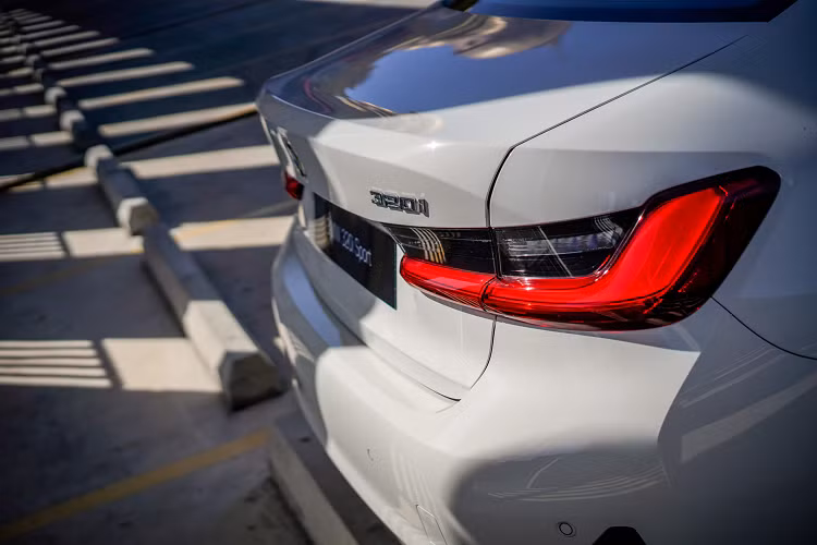Giá xe BMW 320i Sport-Line sẽ ngang ngửa thậm chí còn cao hơn mức giá 1,897 tỷ đồng của Mercedes-Benz C300 AMG? Hãy cùng chờ đợi.