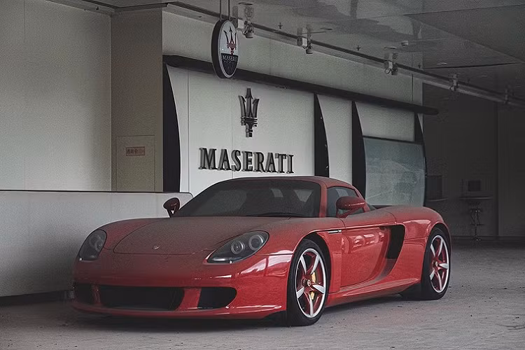 Vào năm 2005, đại lý Ferrari-Maserati chính hãng đầu tiên đã được mở tại Trung Quốc ở thành phố Quảng Châu, tỉnh Quảng Đông. Khoảng 7 năm sau, cũng chính đại lý này đã phải đóng cửa vì đạo luật chống tham nhũng được Chủ tịch Trung Quốc Tập Cận Bình thông qua. Đạo luật này vốn không khuyến khích người dân tiêu thụ các hàng hóa xa xỉ như siêu xe Porshce, Ferrari hay Maserati..., dẫn tới kết cục phải đóng cửa.