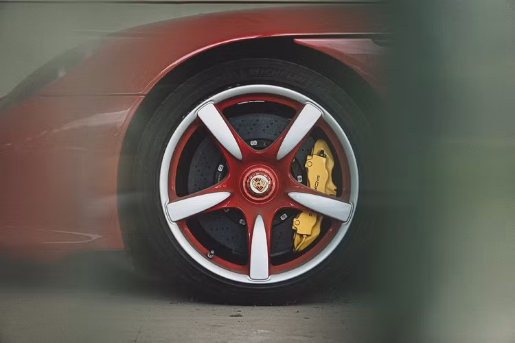 Hình ảnh chiếc Porsche Carrera GT bị bỏ rơi tại đại lý Trung Quốc chắc hẳn sẽ khiến không ít người yêu xe xót xa. Nguyên nhân là do Porsche Carrera GT được xem như một trong những siêu xe số sàn tuyệt nhất thế giới.