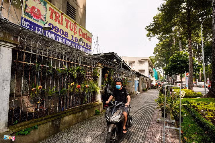 Hiện khu đất này đang cho doanh nghiệp thuê làm trụ sở, một phần được cho thuê để bán cây cảnh. 