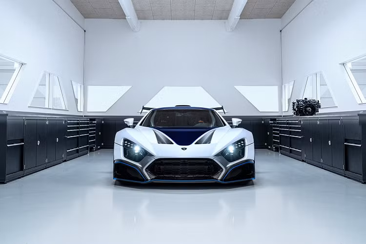 Giá xe Zenvo TSR-S vào khoảng 1,63 triệu USD và hãng chỉ sản xuất 5 chiếc mỗi năm.