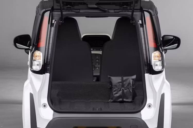 Nguồn cung cấp sức mạnh cho Toyota C+pod là mô-tơ điện dùng nam châm vĩnh cửu, sản sinh công suất tối đa chỉ 12,3 mã lực và mô-men xoắn cực đại 56 Nm. Nhờ đó, mẫu xe nhỏ xinh này có thể đạt vận tốc tối đa 60 km/h.