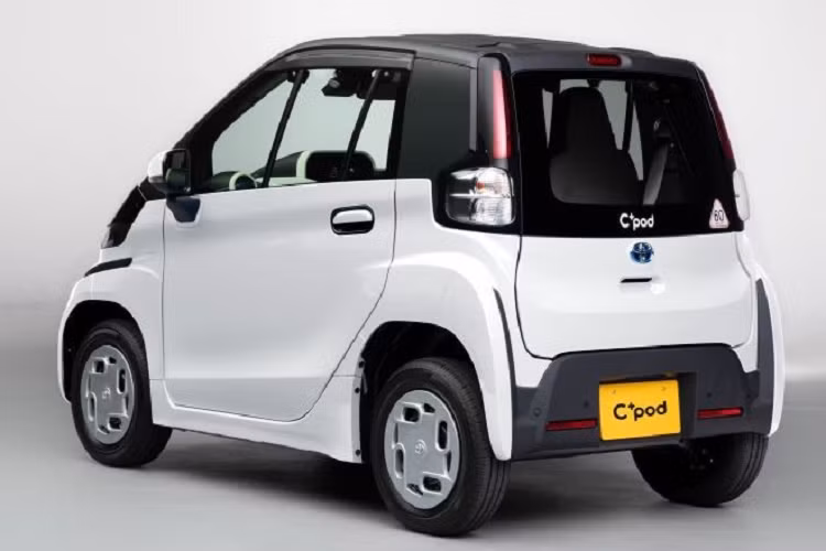 Cuối cùng là những trang bị an toàn như hệ thống ngăn va chạm sớm với tính năng phát hiện người đi bộ, ô tô khác vào cả ban ngày lẫn ban đêm và phát hiện xe đạp vào ban ngày. Tại thị trường Nhật Bản, giá xe Toyota C+pod 2021 cho 2 bản trang bị bán ra từ 1,65 - 1,716 triệu Yên (372 - 387 triệu đồng). Vào thời điểm hiện tại, hãng Toyota chỉ bán C+pod cho các công ty và tổ chức chính phủ tại Nhật Bản. Đến năm 2022, Toyota mới bắt đầu bán C+pod cho khách hàng cá nhân.
