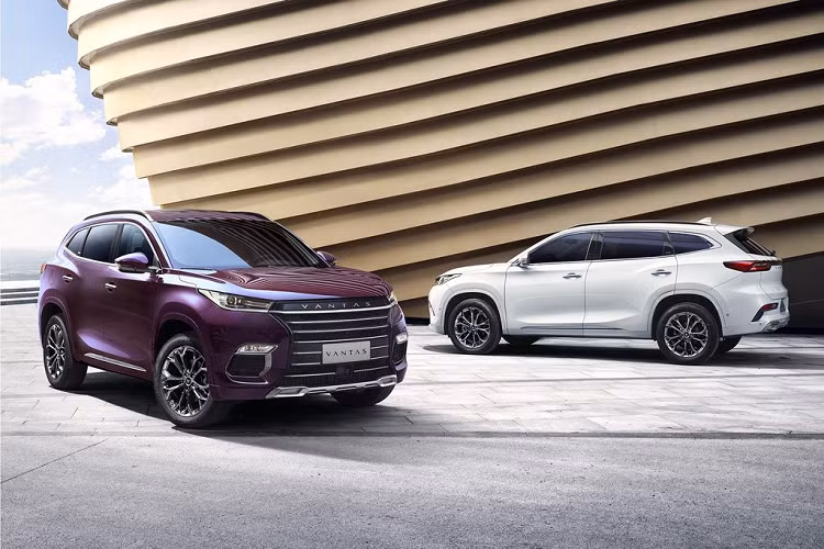Do trở ngại thời gian cũng như kinh phí từ việc xây dựng một model hoàn toàn mới, phía công ty đã hợp tác với thương hiệu xe ôtô Trung Quốc – Chery và sẽ giới thiệu chiếc xe đầu tiên dựa trên nền tảng của mẫu Exeed.
