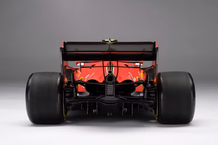 “Mối quan hệ của chúng tôi với Ferrari và tất cả các nhà sản xuất đều trên cơ sở khách hàng và nghệ nhân,” Sandy Copeman, giám đốc thương hiệu ở Amalgam, nói. “Chúng tôi làm việc với các thiết kế CAD gốc và ảnh có độ phân giải cao để đảm bảo mức độ chi tiết vượt trội. Chúng tôi in 3D, dùng máy móc và phương pháp thủ công để chế tạo từng bộ phận bằng chất liệu chuẩn nếu có thể và hoàn thiện từng bộ phận bằng sơn ô tô thật. Nhiệm vụ của chúng tôi là tạo ra một mô hình đại diện cho chiếc xe thật một cách chính xác và hoàn hảo nhất có thể.”
