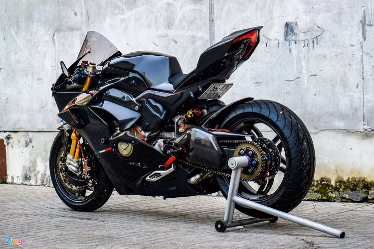 Tương tự những mẫu siêu môtô khác tại Việt Nam, Ducati Panigale V4 cũng được các tay chơi trang bị những gói độ đắt tiền. Trước đây, Zing.vn đã giới thiệu các phiên bản độ của Panigale V4 và V4 S với gói độ từ 200 triệu đồng đến 800 triệu đồng.