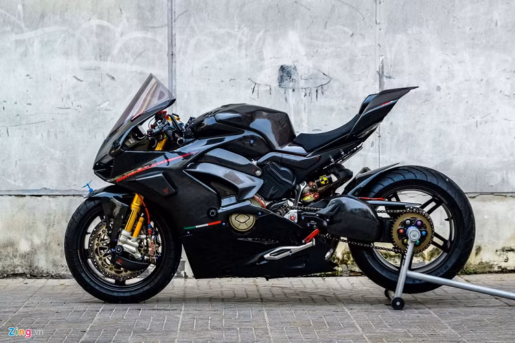 Nguyên bản, chiếc Ducati Panigale V4 độ khủng này sở hữu màu sơn đen. Sau khi độ, chiếc superbike vẫn khoác lớp áo đen. Tuy nhiên, lớp áo đen này không phải nhựa thông thường mà là carbon. Toàn bộ dàn áo của Panigale V4 được phủ sợi carbon dạng đa giác.