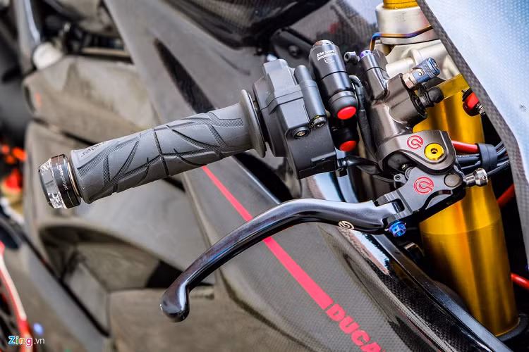 Ngoài dàn áo carbon được thi công bởi thợ Việt, phần lớp trang bị trên chiếc Panigale V4 này đều là loại cho xe đua. Ở khu vực điều khiển, xe sở hữu cùm phanh Brembo Rossi Racing, cùm côn dầu Brembo Perosa Racing. Riêng combo này đã ngốn gần 100 triệu đồng.