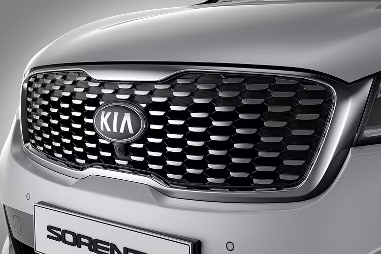 Kia Sorento thế hệ thứ 3 có thiết kế ngoại thất mềm mại, phần đầu xe được trang bị cụm đèn pha 3 bóng LED nối liền với cụm lưới tản nhiệt cỡ lớn nổi bật, trang bị cụm đèn sương mù LED.