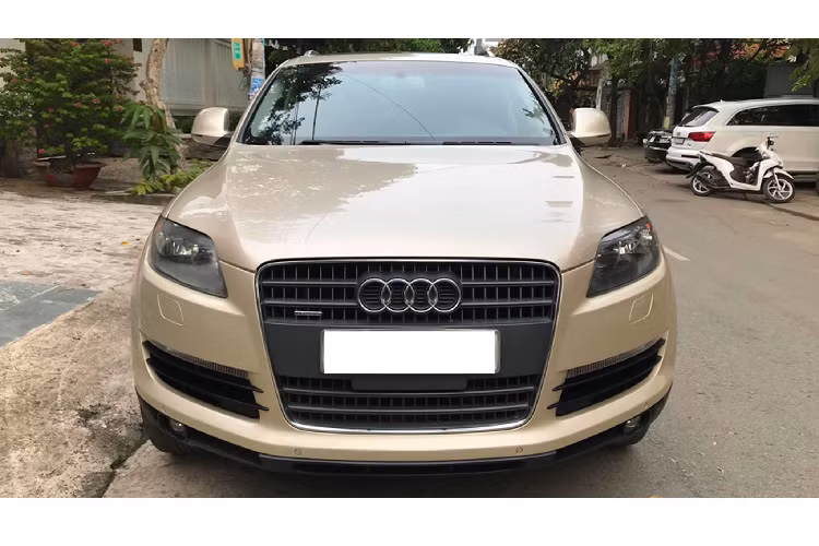 Xe đi kèm với nhiều “đồ chơi” options tiện nghi cao cấp như: ghế chỉnh điện 12 hướng, cửa sổ trời panorama + cốp điện, 02 dàn lạnh độc lập,... Đáng chú ý, người bán cho biết bộ ghế da và tay lái bọc da còn nguyên bản.