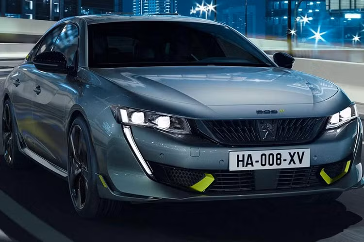 Hệ truyền động kể trên tạo ra công suất tối đa lên đến 306 mã lực, cho phép Peugeot 508 PSE 2021 tăng tốc từ 0-100 km/h trong thời gian chỉ 5,2 giây. Ngoài ra, xe còn có thể tăng tốc từ 80 - 119 km/h trong thời gian chỉ 3 giây trước khi đạt vận tốc tối đa giới hạn điện tử 250 km/h. Nhanh và mạnh như thế nhưng Peugeot 508 PSE 2021 lại tiết kiệm nhiên liệu ấn tượng, đúng như bản chất của xe plug-in hybrid. Theo đó, xe sở hữu lượng xăng tiêu thụ trung bình chỉ 2 lít/100 km trong điều kiện thử nghiệm lý tưởng.