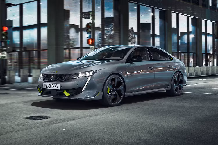 Để phù hợp với hệ truyền động plug-in hybrid mạnh mẽ, Peugeot 508 PSE 2021 được cung cấp những tính năng an toàn như phanh khẩn cấp tự động, hệ thống quan sát ban đêm, cảnh báo chuyển làn đường và kiểm soát hành trình thích ứng.