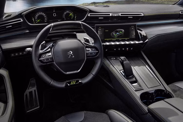 Khi điều khiển Peugeot 508 PSE 2021, tài xế có thể chọn 1 trong 5 chế độ lái, bao gồm Electric, Comfort, Hybrid, Sport và 4WD. Trong đó, chế độ Electric chỉ sử dụng mô-tơ điện, giúp xe chạy được quãng đường tối đa 42 km ở trạng thái hoàn toàn tĩnh lặng. Ngược lại, ở chế độ Hybrid, Peugeot 508 PSE 2021 sẽ dùng cả mô-tơ điện và động cơ xăng, giúp tối ưu hóa khả năng tiết kiệm nhiên liệu.