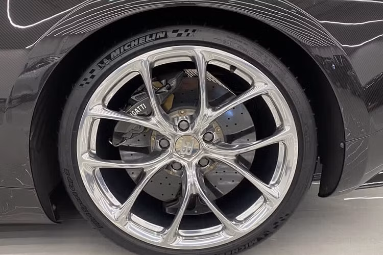 Nội thất chiếc Bugatti Chiron được này có khoang lại bọc màu da bò với điểm nhấn là nhôm, sợi carbon và sọc trắng-đen. Vô-lăng xe là sự kếp hợp của da cao cấp với carbon ở tay nắm trên cùng và dưới đáy. Siêu xe triệu đô Bugatti Chiron được trang bị khối động cơ W16 với hai động cơ V8 xếp thành hình chữ W, dung tích 8.0 lít, 4 bộ tăng áp, sản sinh công suất tối đa lên đến 1.500 mã lực và mô-men xoắn cực đại đạt 1.600 Nm.