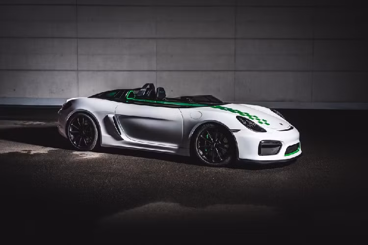 Mặc dù siêu xe Porsche Boxster Bergspyder đã được chế tạo từ hồi năm 2014, Porsche đã lựa chọn không hé lộ nguyên mẫu độc nhất vô nhị này cho tới tháng 6 năm 2019, khi họ đưa nó lên đường đua để chụp ảnh cùng với nguồn cảm hứng của nó, mẫu xe đua leo đồ nổi tiếng 909 Bergspyder. Ra đời năm 1968, 909 Bergspyder được chế tạo với tư duy giảm trọng lượng, nặng chỉ 384 kg, khiến nó trở thành xe đua nhẹ nhất lịch sử của Porsche.