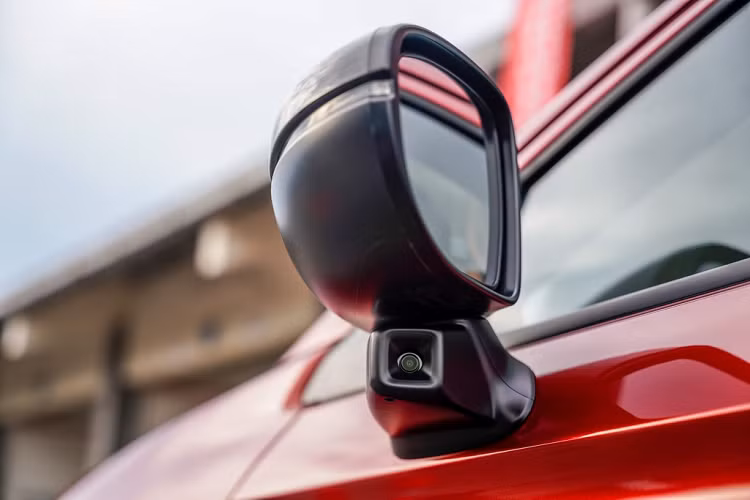 Tính năng camera quan sát làn đường bên phụ LaneWatch sẽ có mặt trên bản V và RS. Với LaneWatch, hình ảnh từ điểm mù sẽ được hiển thị trên màn hình trung tâm, giúp người lái rẽ hoặc chuyển làn an toàn hơn.