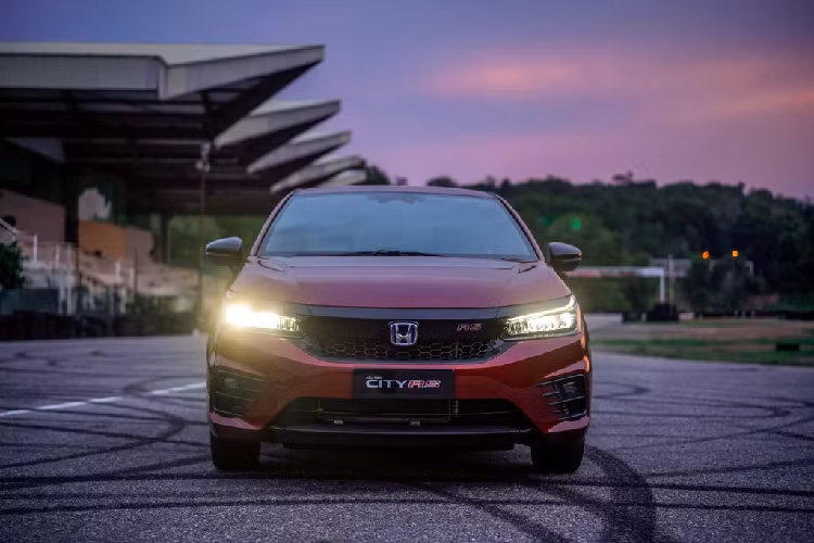 Tại Việt Nam, Honda City đang được bán ra với 2 phiên bản thuộc thế hệ thứ 4, mức giá lần lượt là 559 triệu và 599 triệu đồng. Tại Thái Lan, xe có 4 phiên bản với giá xe Honda City 2020 khởi điểm từ 18.820 USD. Honda City nằm ở phân khúc sedan hạng B, cạnh tranh với các đối thủ như Toyota Vios, Hyundai Accent, Kia Soluto và Mazda2.