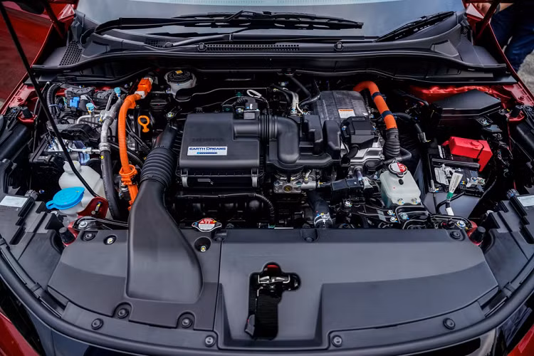 Honda City 2020 có 2 tùy chọn động cơ. Đầu tiên là động cơ xăng hút khí tự nhiên 4 xy-lanh, dung tích 1.5L. Động cơ này sản sinh công suất 119 mã lực và mô-men xoắn 145 Nm. Đi cùng động cơ là hộp số vô cấp CVT giả lập 7 cấp số.