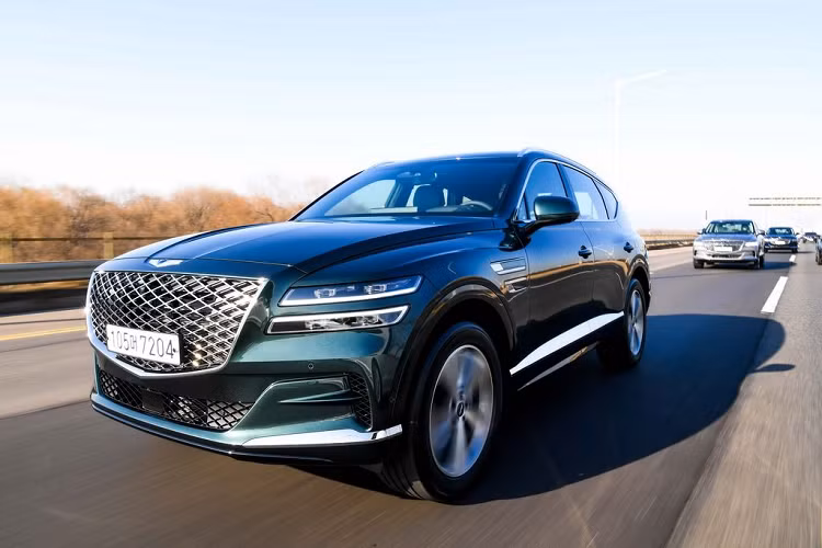 Tuy nhiên, GV80 V6 lại trở nên kém cạnh tranh khi đặt cạnh chiếc Mercedes-Benz GLE 450 4MATIC sử dụng động cơ I6 362 mã lực với mức giá chỉ từ 61.750 USD (1,43 tỷ đồng) hay người anh em AMG GLE 43 với động cơ V6 385 mã, đi kèm với mức giá 68.150 USD (1,58 tỷ đồng). Còn BMW X5 chỉ cung cấp phiên bản động cơ I6 và V8, với giá khởi điểm từ 58.900 USD (1,36 tỷ đồng) cho biến thể sDrive40i RWD 335 mã lực và 61.200 USD (1,42 tỷ đồng) cho chiếc xDrive40i.