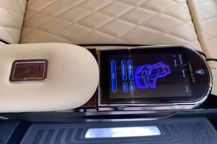 Ngoài ra, những chi tiết ở phần táp-lô, vô-lăng của "VMaybach" đều không thay đổi so với bản tiêu chuẩn. Mercedes-Benz V-Class tại Việt Nam có 2 tuỳ chọn động cơ gồm: Động cơ Diesel I4 - 2.1L và Xăng I4 - 2.0L cho công suất lần lượt là 163-211 mã lực và 350-380 Nm mô-men xoắn kết hợp hộp số tự động 7 cấp - 7G-Tronic Plus. 