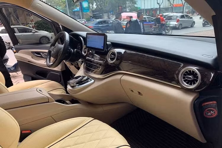 Cụm đèn trước của xe vẫn được giữ nguyên bản với đèn định vị ban ngày và đèn pha dạng LED có tính năng điều chỉnh theo góc đánh lái, bật/tắt tự động... Đuôi xe của chiếc V-Class độ này được gắn thêm chữ "VMaybach" khiến nhiều người lầm tưởng đây là phiên bản chính hãng, ống xả đôi của xe được độ lại 2 bên cân đối.
