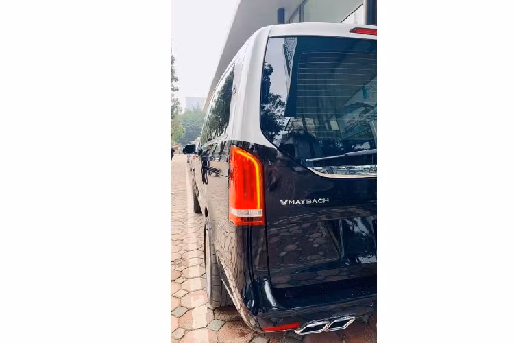 Chủ nhân cũng không đề cập đến đây là phiên bản nào của dòng V-Class, chỉ biết rằng xe được thay đổi khá nhiều ở ngoại thất. Theo đó, chiếc xe được sơn nửa trên màu bạc, dưới vẫn là màu sơn đen tiêu chuẩn. Các chi tiết xe như phần đầu và lưới tản nhiệt, cản trước, hốc gió, mâm xe tương tự thiết kế dòng Maybach mà Mercedes-Benz đang sở hữu.