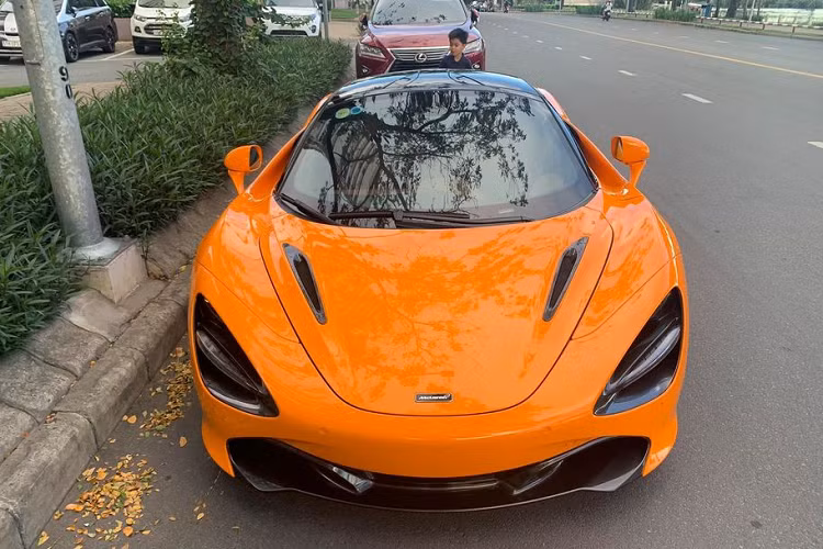 Trước khi nói đến thiết kế, điểm nổi bật nhất trên siêu phẩm McLaren 720S tại Sài Gòn này chính là khối động cơ V8 4.0L tăng áp kép cho ra công suất tối đa 720 mã lực và 770 Nm mô-men xoắn cực đại. Đi kèm với đó còn là hộp số ly hợp kép 7 cấp. Từ đó, McLaren 720S có thể bứt tốc từ 0 - 100km/h chỉ với 2,7 giây.