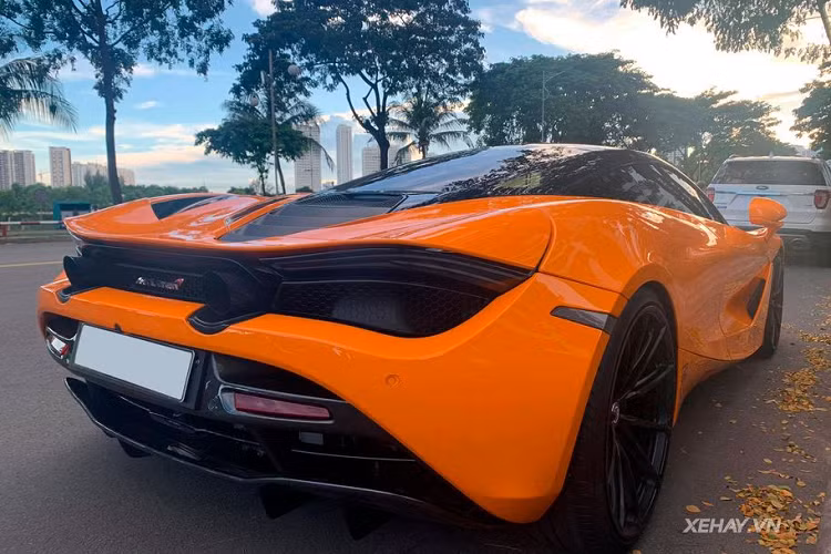 Vì là một mẫu xe thể thao sang trọng đến từ Anh Quốc nên không lạ lẫm khi siêu phẩm McLaren 720S sở hữu một không gian nội thất tràn ngập da cao cấp, da lộn và sợi carbon. Không những thế, để phục tụ tối đa cho sự thư giãn của người lái, McLaren 720S còn được trang bị cả hệ thống âm thanh 12 loa "hàng hiệu" Bower&amp;Wilkins... Thời điểm mới về Việt Nam, giá xe McLaren 720S khoảng hơn 20 tỷ đồng.
