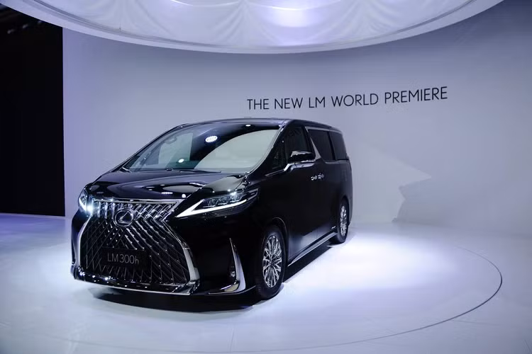 Về truyền động, Lexus LM phiên bản 4 chỗ cũng có sẵn 2 tuỳ chọn động cơ, bao gồm động cơ hybrid với máy xăng 2.5L 4 xy-lanh và một mô-tơ điện, sản sinh ra công suất 161 mã lực và một phiên bản sử dụng động cơ xăng V6 3.5L.