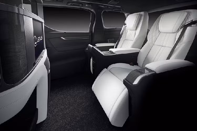 Quay trở lại với phiên bản 4 chỗ ngồi của Lexus LM 2021 mới. Trên phiên bản này, khách hàng sẽ nhận được các nâng cấp như 2 ghế ngồi hạng thương gia ở hàng ghế sau với khoảng để chân cực rộng, bộ ghế này còn có thể ngả thành một chiếc giường êm ái dành cho chủ nhân trong tích tắc.