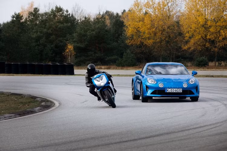 MV Agusta Superveloce Alpine được trang bị động cơ 3 xi-lanh dung tích 798cc sản sinh công suất 145 mã lực và mô-men xoắn 88Nm, đi kèm là hộp số 6 cấp.