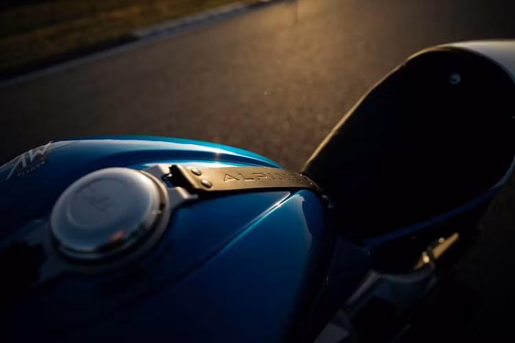 Nếu điều đó vẫn chưa đủ, MV Agusta còn cung cấp một bộ kit nâng cấp hiệu suất, gồm việc sửa đổi ECU và lên đời ống xả Arrow, giúp chiếc mô tô thể thao mạnh tới 151 mã lực. Dù có sức mạnh ra sao, Agusta Superveloce Alpine cũng có tốc độ tối đa 240 km/h.