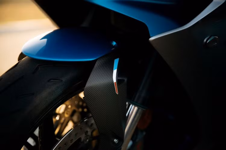 Bên cạnh đó, MV Agusta Superveloce Alpine còn nhận được sự hỗ trợ từ tay đòn bằng nhôm, phanh trước hiệu Brembo, lốp Pirelli Diablo Rosso Corsa II, nhiều thành phần làm từ sợi carbon kết hợp titan và màn hình kỹ thuật số 5 inch trong buồng lái.