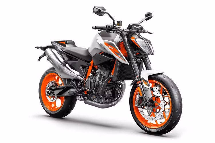 Hệ thống truyền động trên xe cũng được tinh chỉnh giúp chuyển số dễ dàng và mượt hơn. KTM cũng mang tới Duke 890 R 2020 trang bị tùy chọn sang số nhanh Quickshifter, hệ thống này cho phép lên/xuống số mà không cần sử dụng tay côn.