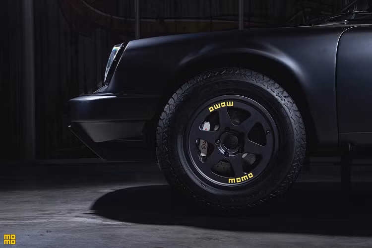 Động cơ 3.2L đặt sau của Porsche 911 Carrera được thay bằng động cơ 3.4L do hãng độ chế tác sử dụng hệ thống phun nhiên liệu trực tiếp, được hỗ trợ bởi các pít-tông và xi-lanh có độ nén cao từ hãng Mahle, trục cam tùy chỉnh, trình quản lý động cơ MoTeC và hơn thế nữa. Công suất sinh ra đạt mức 340 mã lực. Hoàn thiện hệ truyền động phức tạp này là hộp số sàn đi kèm với bộ vi sai chống trượt giới hạn bằng thép của Guard.